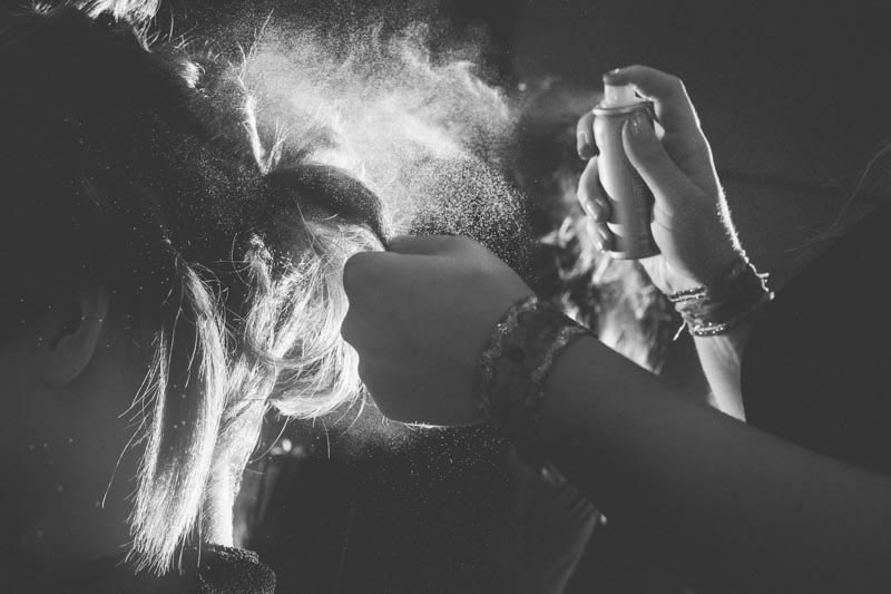 utilisation de spray pour coiffer la mariée