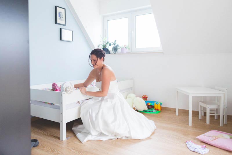 la mariée au chevet de sa fille pour la réveiller