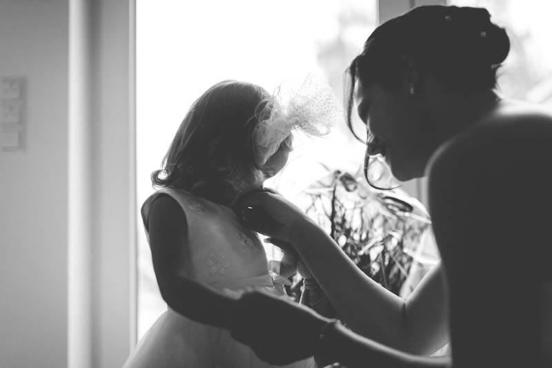 photo en contre-jour de la mariée et sa fille
