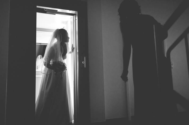 la mariée sort de l'ascenseur et s'assure que le cortège est partit