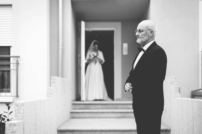 le papa de la mariée attend sa fille avant d'aller à l'église