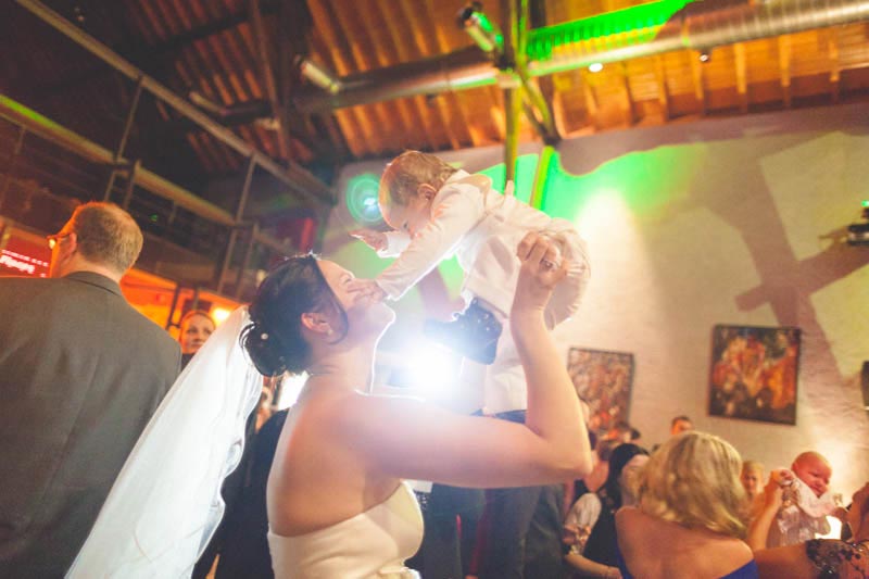 la mariée porte son fils pendant la soirée du mariage