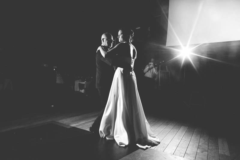 première danse prise au flash déporté