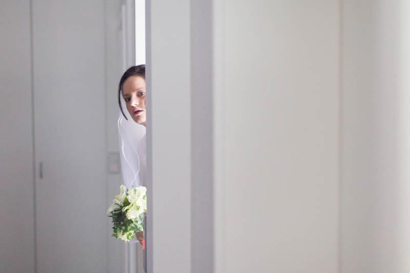 la mariée patiente devant le cortège