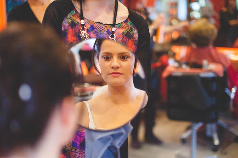 la mariée se regarde dans le miroir du coiffeur au luxembourg
