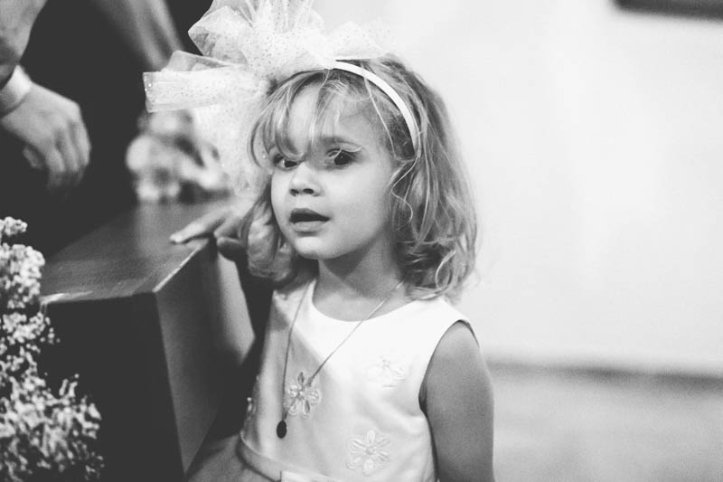 la petite fille regarde le photographe