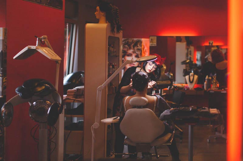 le photographe compose dans le salon de coiffure