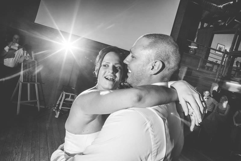 les mariés éclairés par le flash externe du photographe