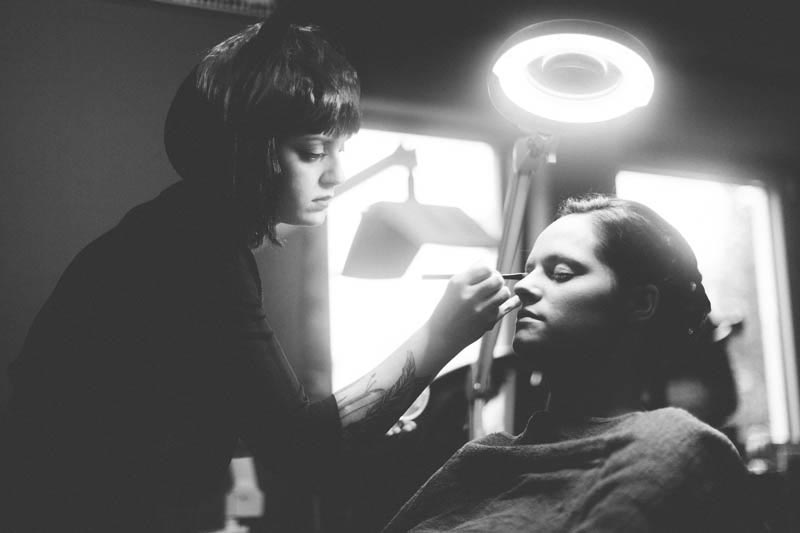 maquillage de la mariée en présence du photographe