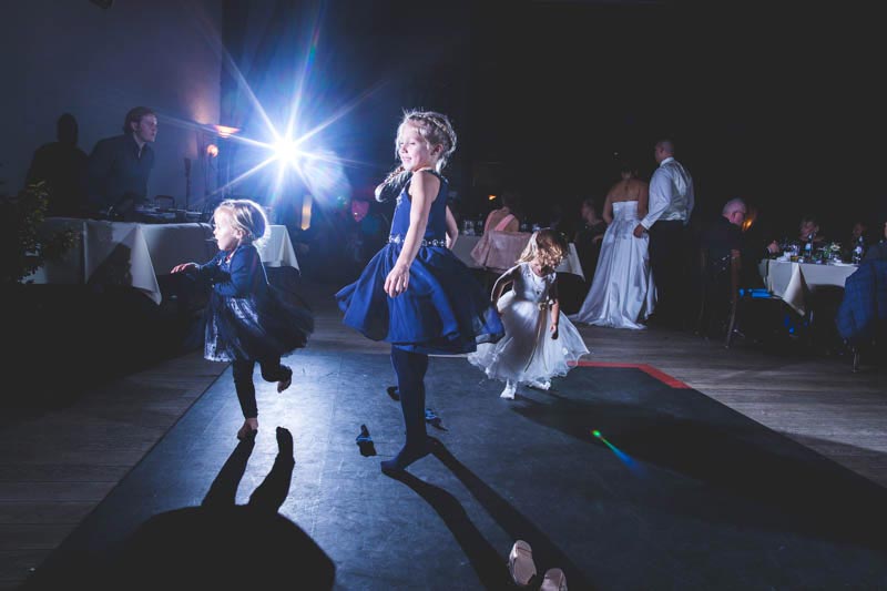 utilisation de flash déporté par le photographe de mariage