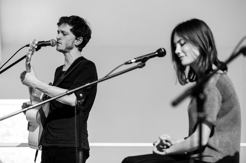 concert avec une chanteuse et un guitariste