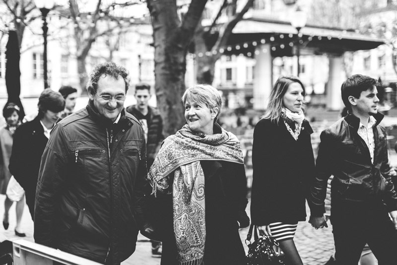 couples marchant sur la place d'armes au luxembourg