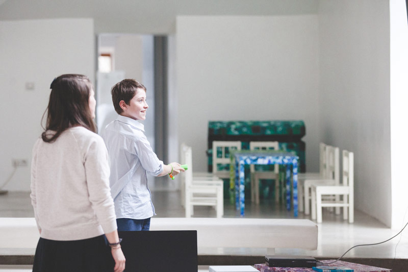 enfants jouent au jeu video