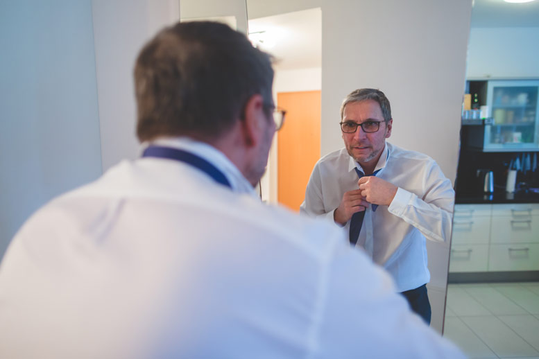 le marié ajuste sa cravatte