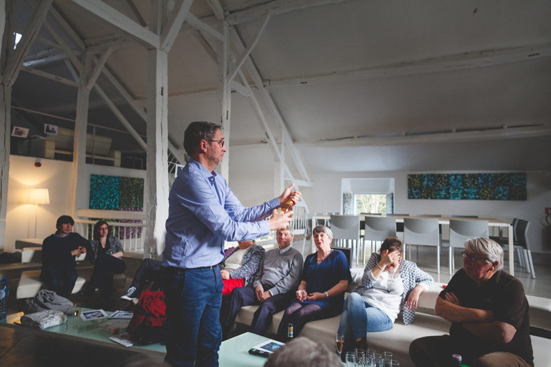 le marié ouvre le champagne
