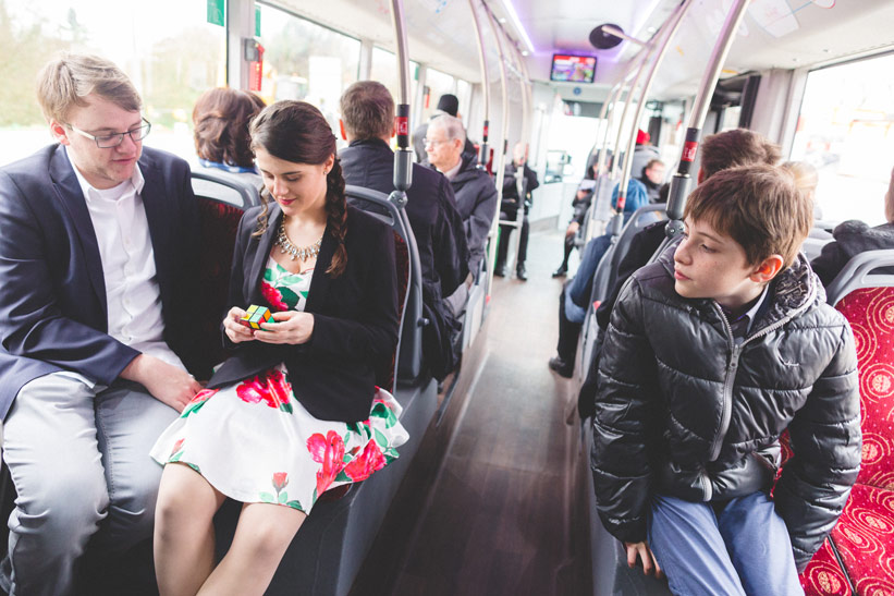les invités se rendent au mariage en bus