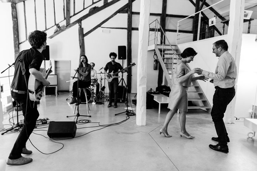 les mariés dansent pendant que l'orchestre joue