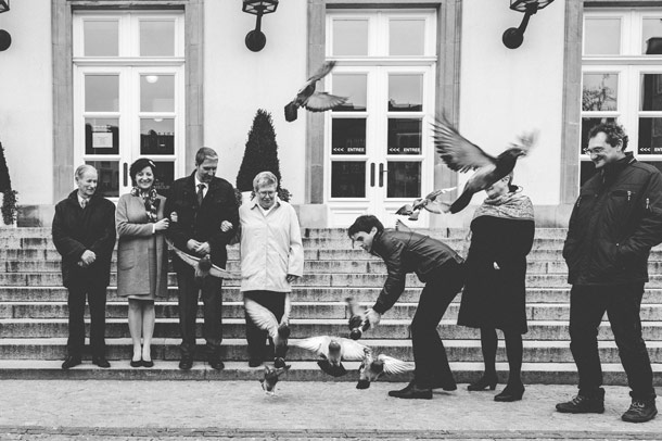 les pigeons s'envolent devant l'hotel de ville de luxembourg