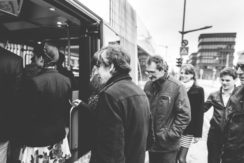 personnes montant dans un bus au Luxembourg