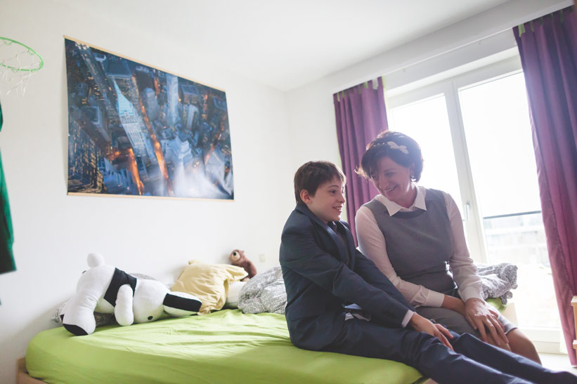 petit garçon dans sa chambre avec sa maman