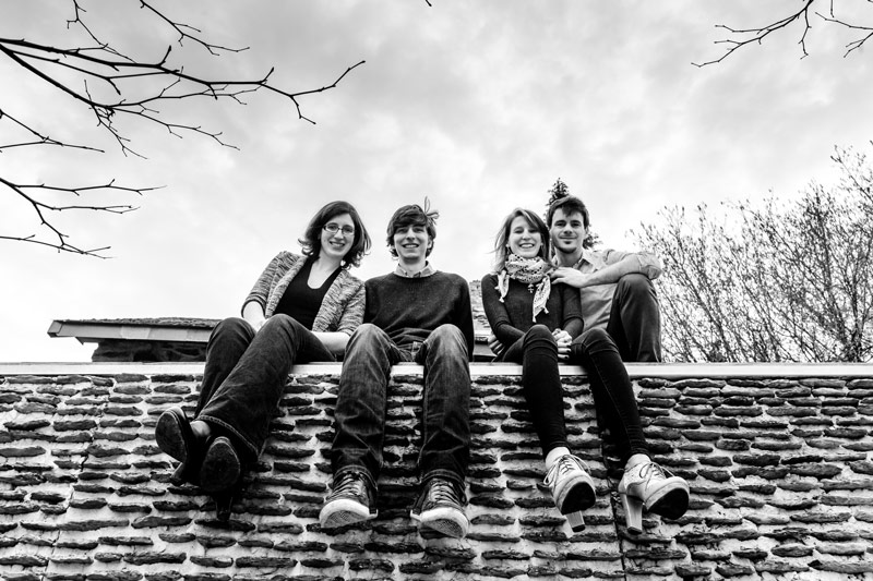 photo de groupe assis sur un mur