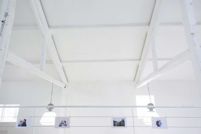 photos de fiançailles décorant la réception du mariage