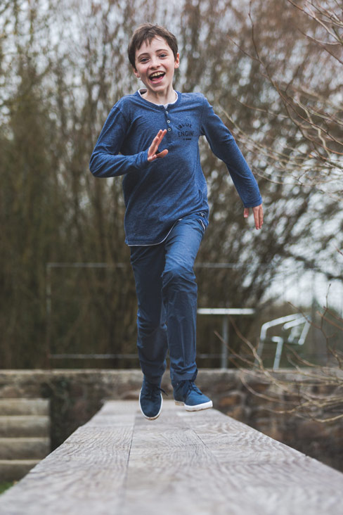 un enfant court sur une rampe