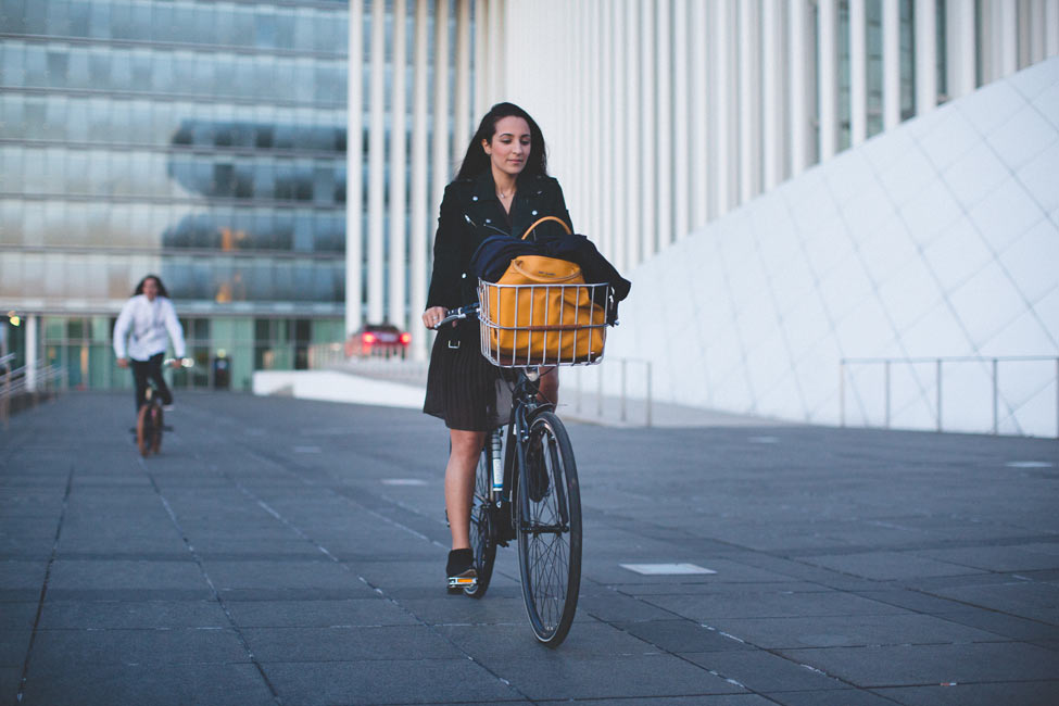 à vélo devant l'opéra du luxembourg