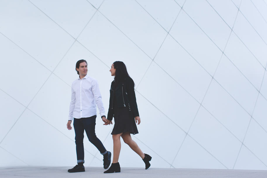 couple d'amoureux devant la philharmonie