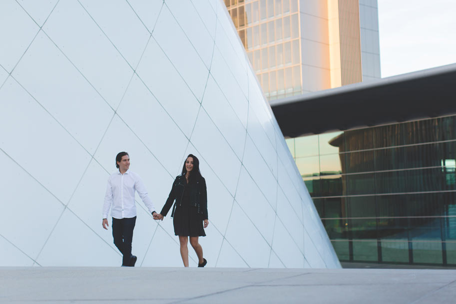 couple marchant devant la philharmonie en soirée