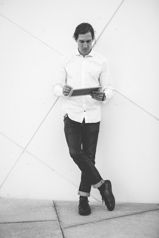 le marié adossé à la philharmonie du luxembourg