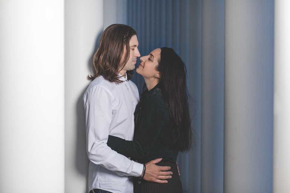 les mariés s'enlassent