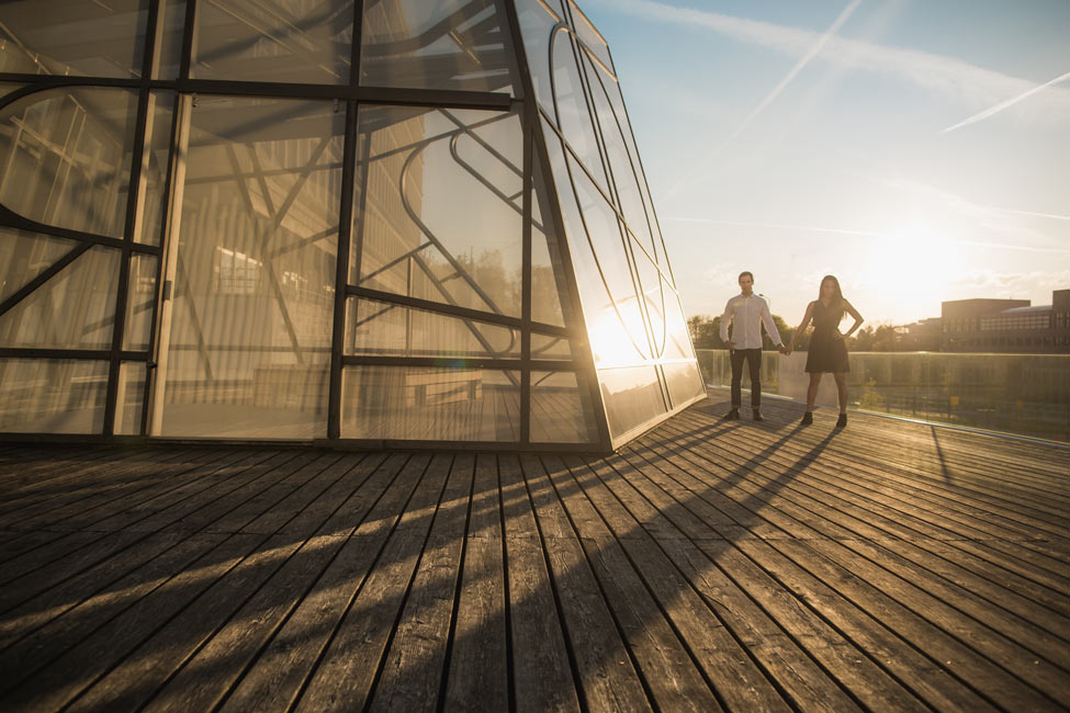 un couple sous le soleil couchant du luxembourg