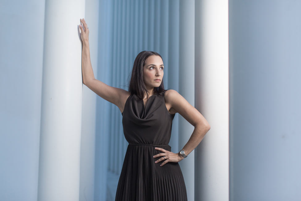 une pose glamour de la mariée sous la softbox du kit profoto b2