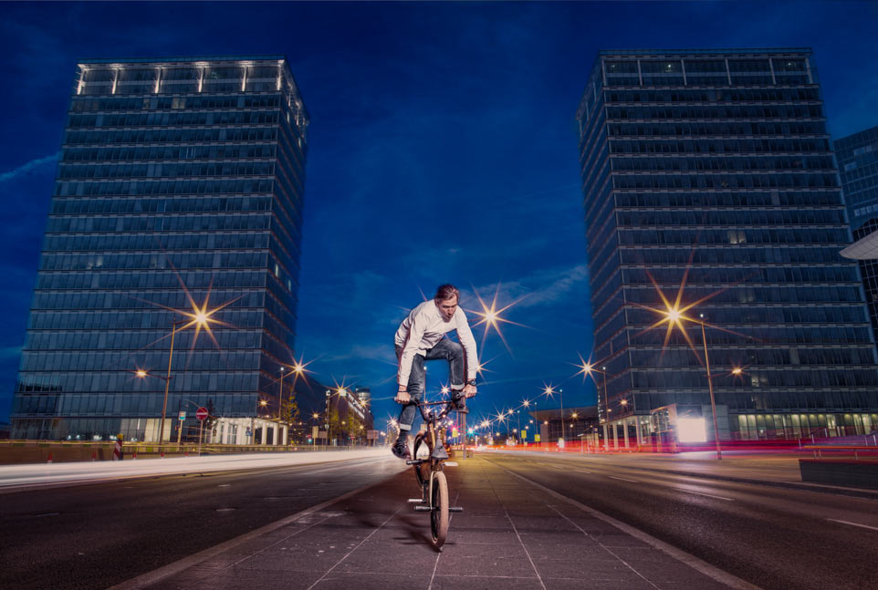 viki gomez effectue une figure avec son bmx flatland et capturé grace au profoto b2