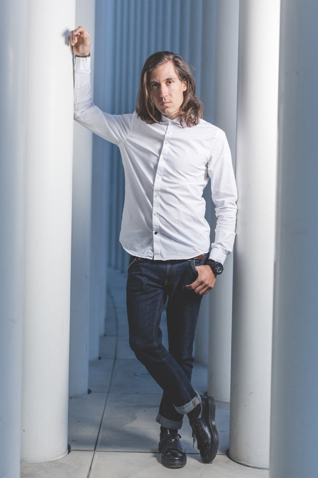 viki gomez pose lors de sa séance fiançailles