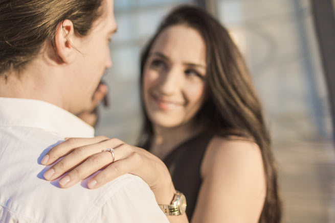 zoom sur la bague de fiançailles