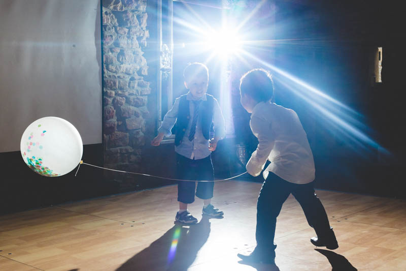 enfants jouant au ballon sur la piste de danse du mariage