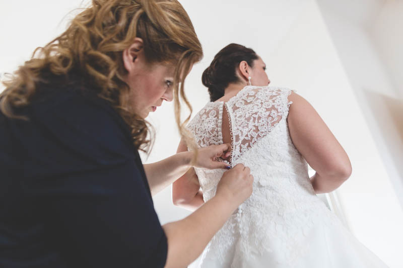 fermeture de la robe par sa grande soeur