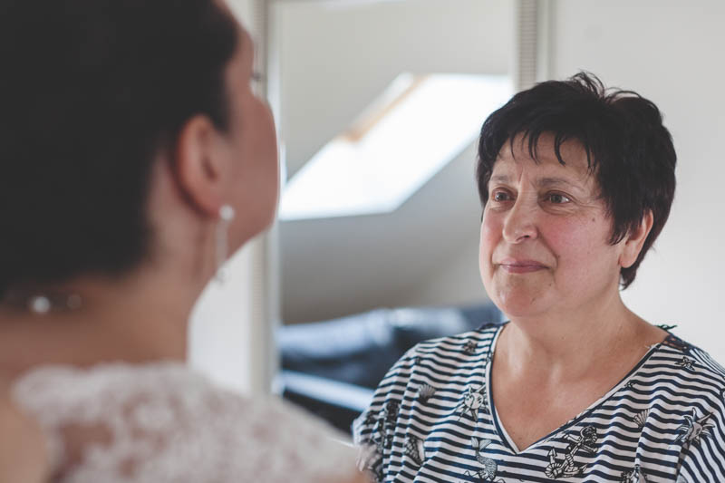 la mariée regarde sa maman dans les yeux de sa maman en pleur