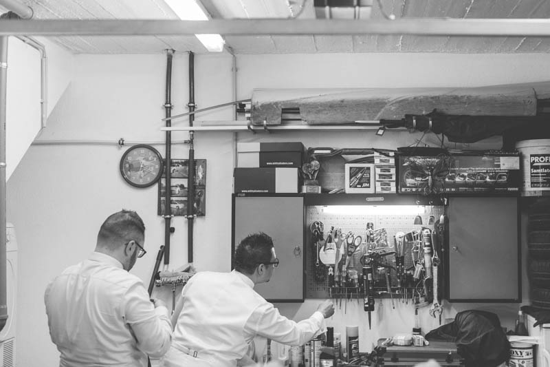 le marié bricole dans son garage