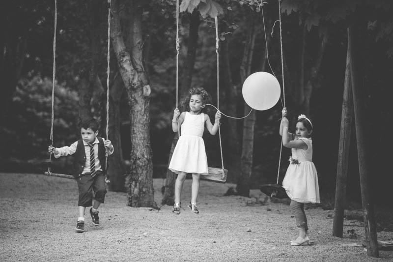 petite fille se balance avec un ballon dans la bouche