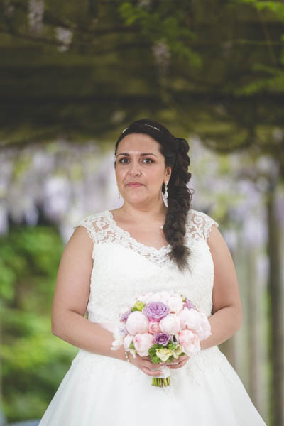 portrait de la mariée et son bouquet