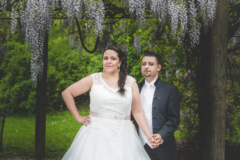 bride and groom posing in mondorf les bains parc