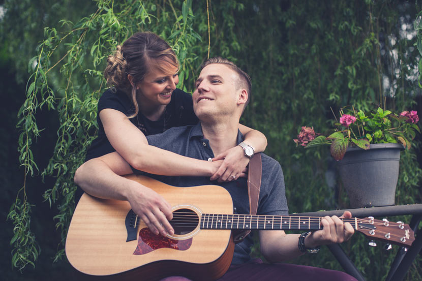 couple amoureux dans un jardin