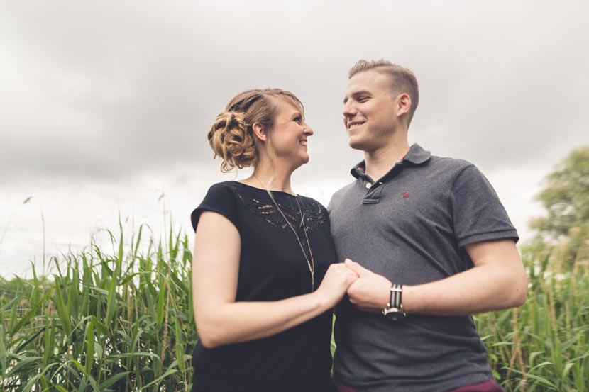 couple se tenant la main près de hagondange en moselle