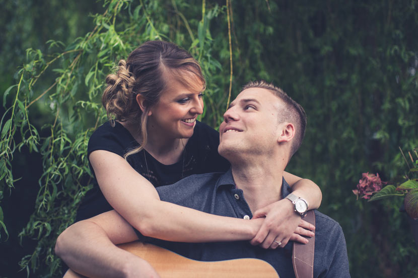 femme regardant son futur époux dans les yeux