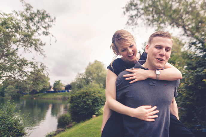 la mariée saute sur le dos de son amoureux