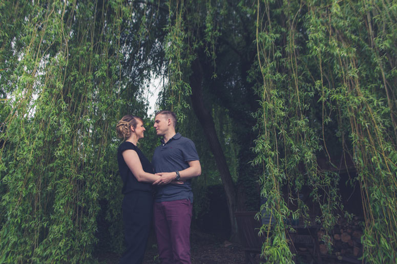 magnifique photo de couple devant un saule pleureur