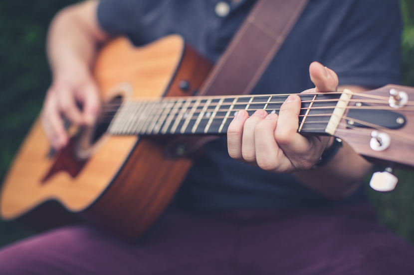 un guitariste joue de son instrument